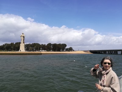Fiona Donovan visitando el Monumento